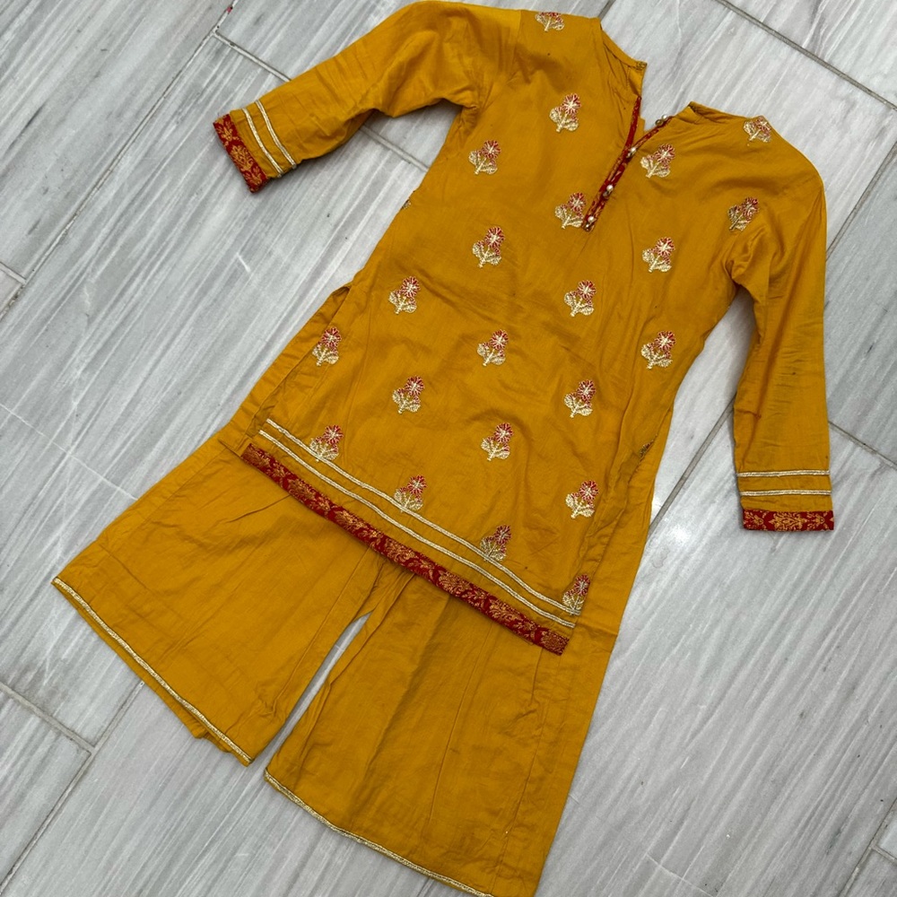 Girls Pakistani Indian outfit. 2 piece set